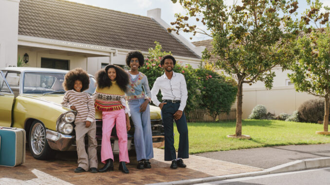 Jeune famille nouvellement propriétaire d'un appartement luxueux