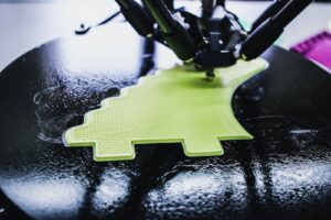 machine d'impression noire imprimant sur un tampon noir et vert
